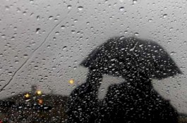 Benarkah Kena Air Hujan Bisa Bikin Sakit?