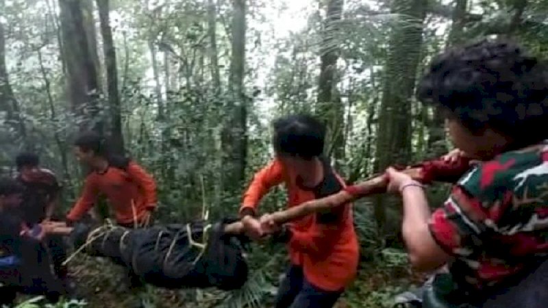 Evakuasi jenazah Satu' dari puncak Bawakaraeng (Foto : Tim evakuasi)