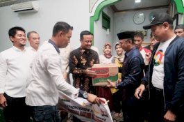 Wagub Sulsel Bagikan Bantuan Rp2 Miliar dari Kementan untuk Korban Banjir