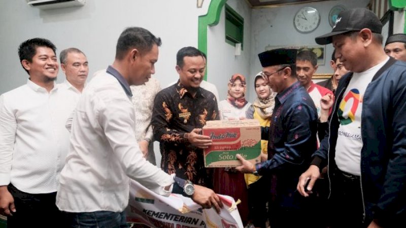 Wagub Sulsel Bagikan Bantuan Rp2 Miliar dari Kementan untuk Korban Banjir