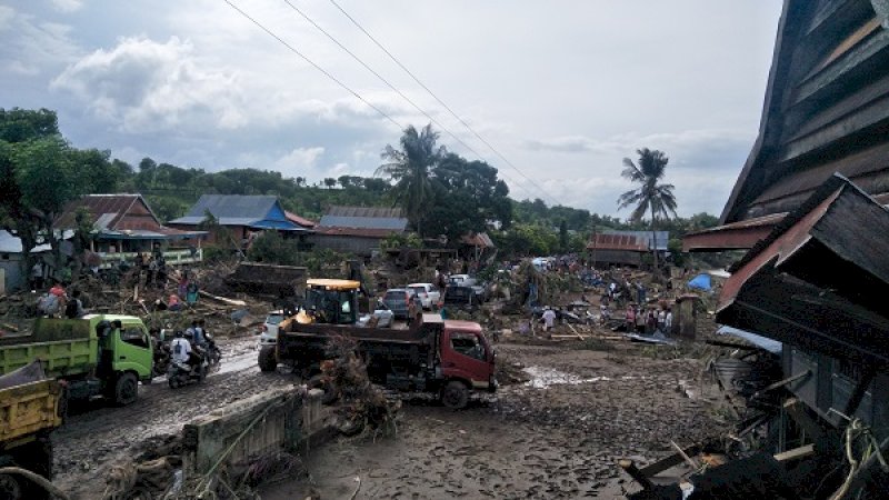 Bau Menyengat Bangkai Hewan Pasca Banjir, Pemkab Jeneponto Turunkan Tim Dokter