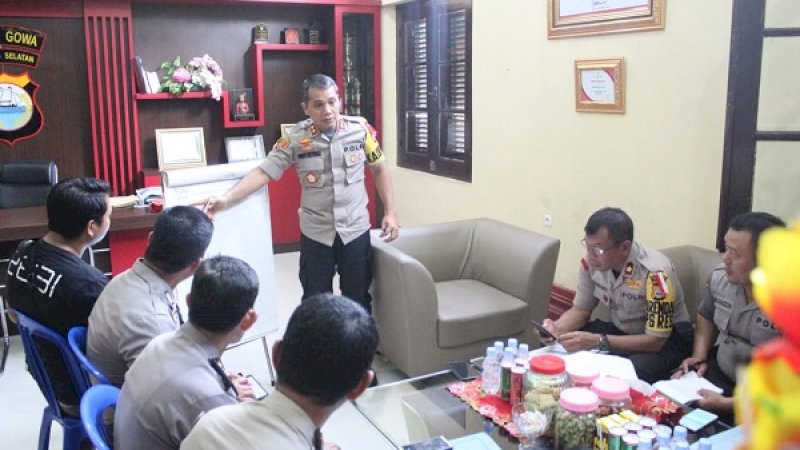 Kapolres Gowa, AKBP Shinto Silitonga saat menggelar diskusi dengan para personel Satgas di kantor Polres Gowa, Minggu (27/1/2019).