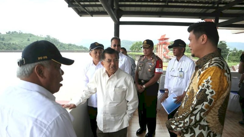 Wapres Jusuf Kalla saat memantau bendungan Bili-bili, Kabupaten Gowa, Minggu (27/1/2019). Ist