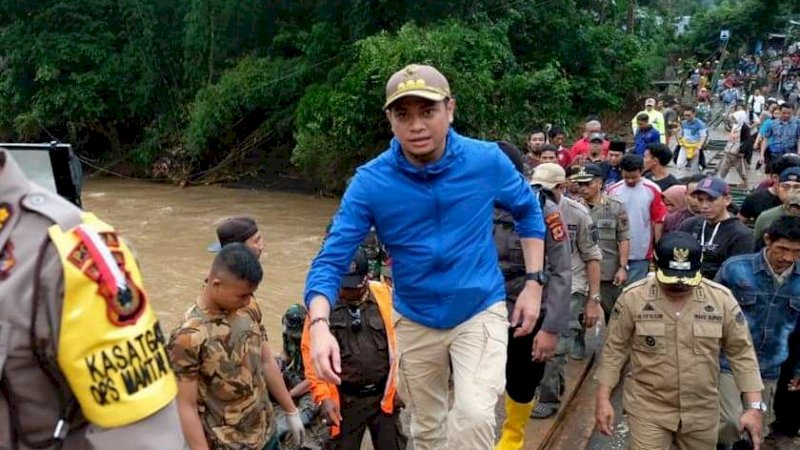 Bupati Gowa, Adnan Purichta Ichsan saat meninjau lokasi longsor. Ist