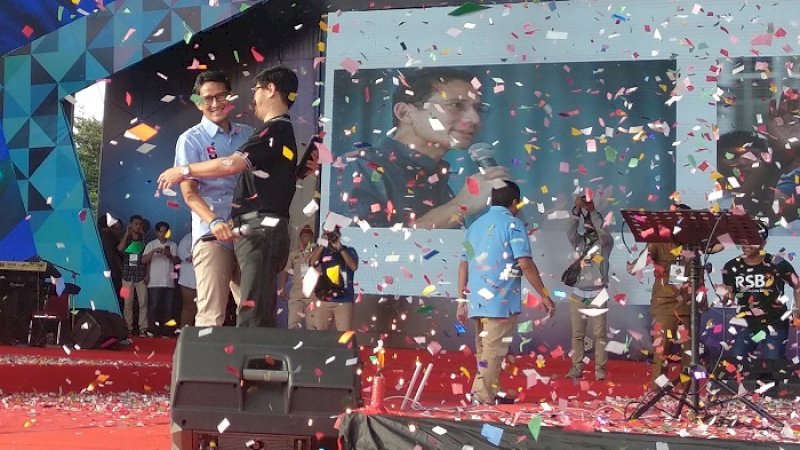 Ichsan Yasin Limpo bersama Sandiaga Salahuddin Uno pada acara Rezeki Sejuta Bintang di Lapangan Karebosi, Sabtu (26/1/2019).