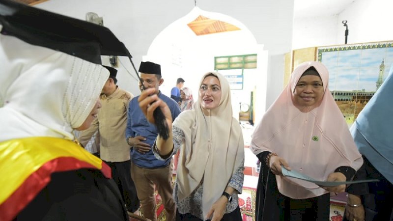 Bupati Luwu Utara Indah Putri Indriani mewisuda 150 anggota majelis taklim yang khatam Alquran.