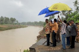 Hujan, Nurdin Abdullah Tinjau Lokasi Longsor di Soppeng