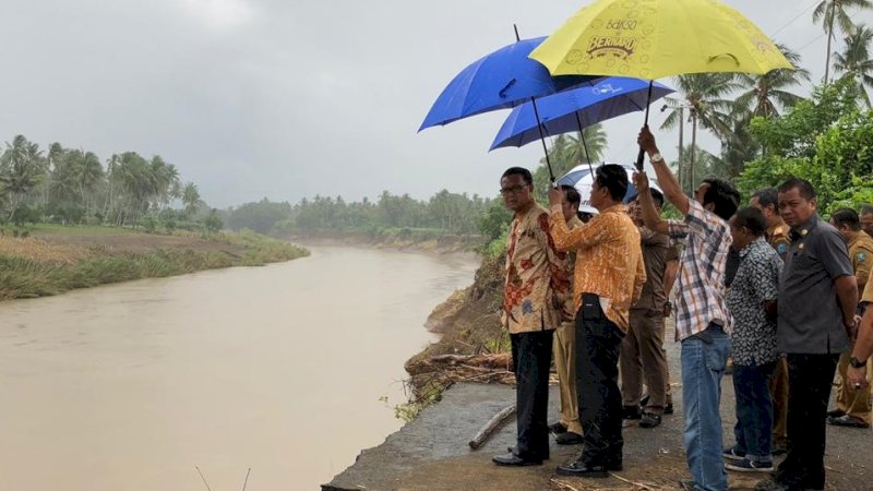 Hujan, Nurdin Abdullah Tinjau Lokasi Longsor di Soppeng