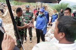 Datangi Lokasi Longsor di Gowa, Ketua PKK Bantaeng Bagi Bantuan