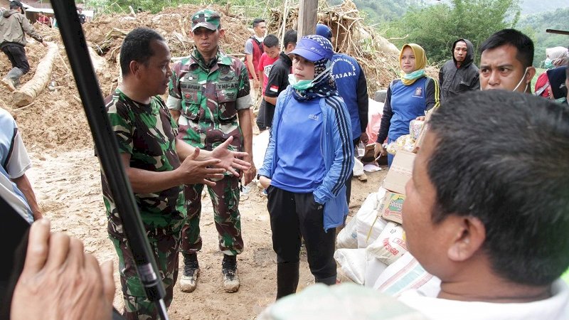 Datangi Lokasi Longsor di Gowa, Ketua PKK Bantaeng Bagi Bantuan