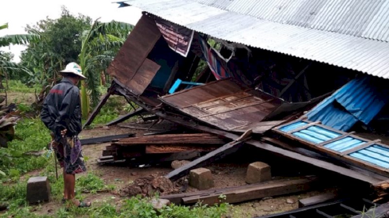 Salah satu rumah warga yang roboh akibat angin kencang di Pinrang.