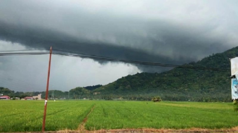 Awan mirip tsunami di langit Polman.