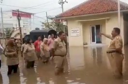 Camat Pimpin Apel Pagi di Tengah Banjir, Gubernur Jateng Bilang Begini