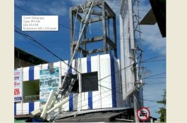 Angin Kencang, Satu Rumah Warga di Sidrap Tertimpa Tower Indosat