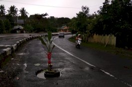 Awas, Ada Lubang Maut di Jalan Poros Barru
