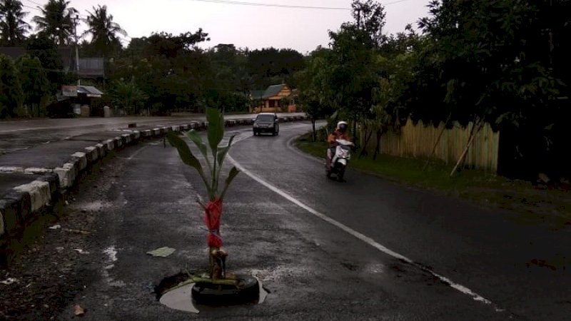 Lubang di jalanan yang membahayakan pengendara saat melintas di Barru. (FOTO: ACHMAD AFFANDY/RAKYATKU.COM)