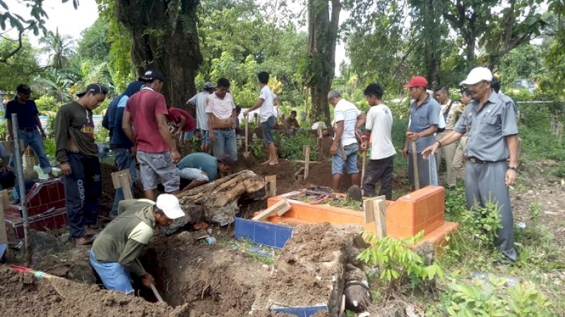 Suasana pembongkaran makam TPU CapoE di Barru beberapa waktu lalu. (FOTO: KIRIMAN WARGA/SYAHARUDDIN COKKAS)