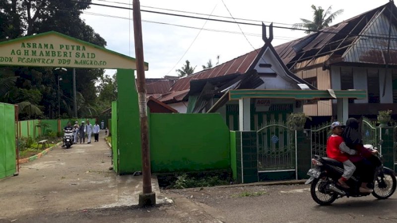 Asrama putra Ponpes DDI Mangkoso yang rusak diterjang angin kencang, Senin (28/1/2019). (FOTO: KIRIMAN WARGA)