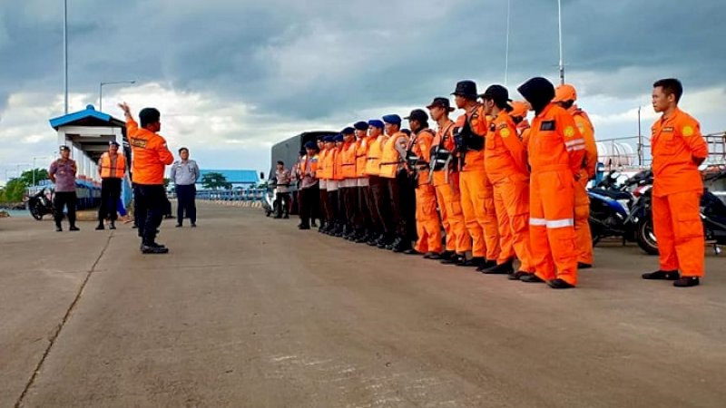 Tim SAR gabungan briefing sebelum melakukan pencarian. (FOTO: DOK BASARNAS)