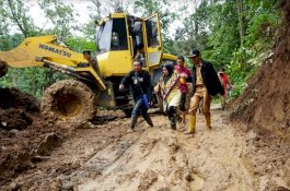 Usai Tembus Jalan Berlumpur, Wakil Ketua TP PKK Gowa Bagi-bagi Susu