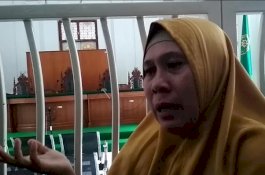 Wanita Ini Menangis Usai Bos Abu Tours Divonis 20 Tahun Penjara