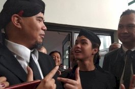 Ahmad Dhani Pose Dua Jari, Dul Acungkan Lima Jari, 