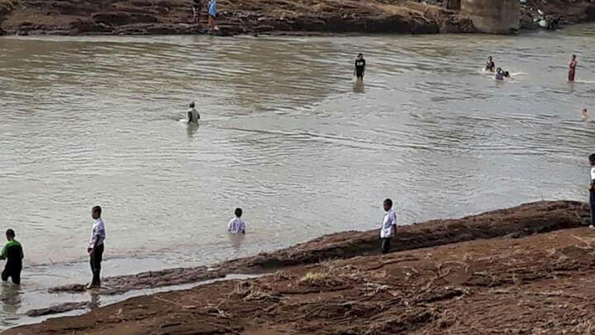 Banjir Bandang Jeneponto: Pelajar Bertaruh Nyawa Seberangi Sungai