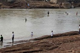 Banjir Bandang Jeneponto: Pelajar Bertaruh Nyawa Seberangi Sungai