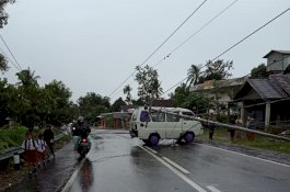Puting Beliung Terjang Bulukumba, Minibus Tertimpa Tiang Listrik