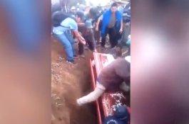 Video Pria Jatuh di Atas Peti Mati dalam Kuburan