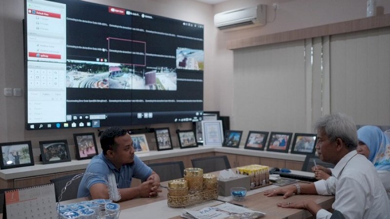 Wagub Sulsel Andi Sudirman Sulaiman berbincang dengan Kepala Pengelola Balai Besar Wilayah Sungai Pompengan-Jeneberang (BBWSPJ), Teuku Iskandar, Selasa (29/1/2019). (FOTO: ISTIMEWA)