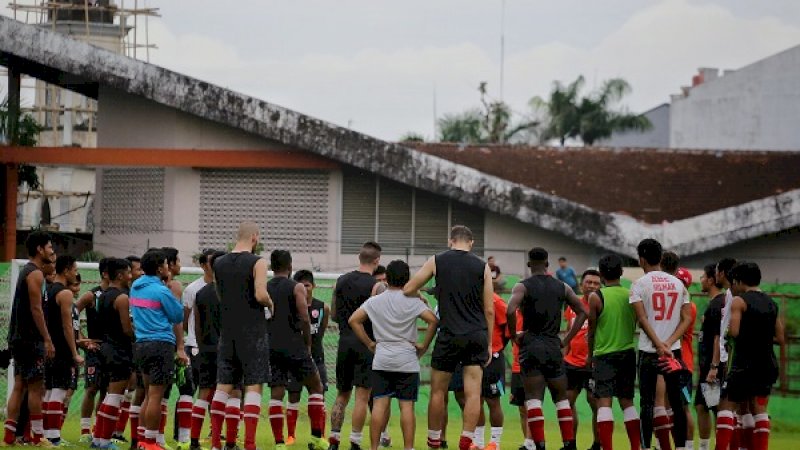 Sesi latihan PSM Makassar di Stadion Andi Mattalatta, pada Selasa sore (29/1/2019). (Foto: Arfa Ramlan)