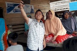 Jadi Idola Emak-Emak, Yasir Machmud Dapat Kue Tar Spesial di Wajo