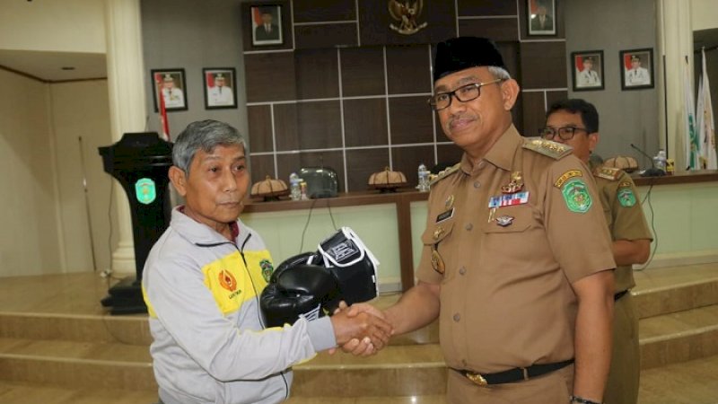 Bupati Luwu Timur yang juga ketua Pertina menyerahkan perlengkapan tinju kepada para atlet. Penyerahan tersebut dilakukan di aula rumah jabatan bupati Luwu Timur, Selasa (29/1/2019).