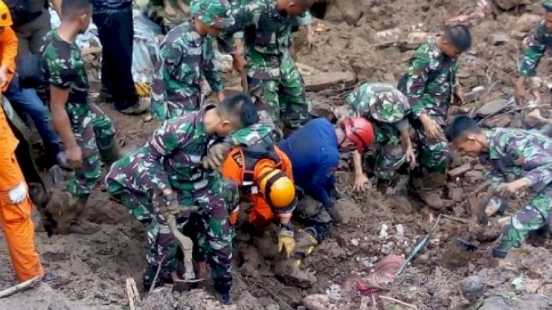 Proses pencarian korban longsor di Kecamatan Manuju, Gowa, Selasa (23/1/2019).