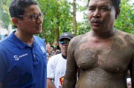 Cerita Erick Horas Soal Foto Sandiaga Uno Bertemu Warga Berlumuran Lumpur