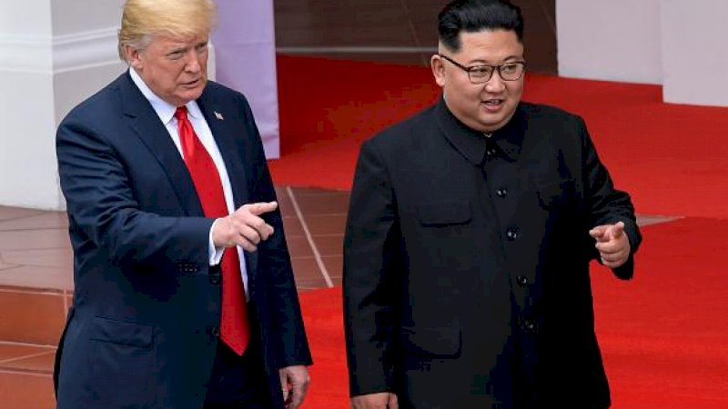 Presiden Donald Trump dan pemimpin Korea Utara Kim Jong Un berjalan kaki dari makan siang di resor Capella di Pulau Sentosa di Singapura pada 12 Juni 2018. (GETTY IMAGES)