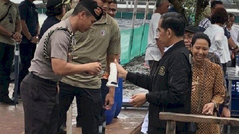 Presiden RI, Joko Widodo, saat menyambangi tambak udang di Desa Mekar, Kecamatan Muara Gembong, Bekasi, Jawa Barat, Rabu (30/1/2019). (Foto: Detik.com)