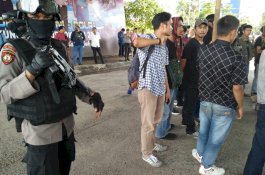 Demo Kapolda Sulsel, Pengunjuk Rasa dan Petugas Saling Dorong