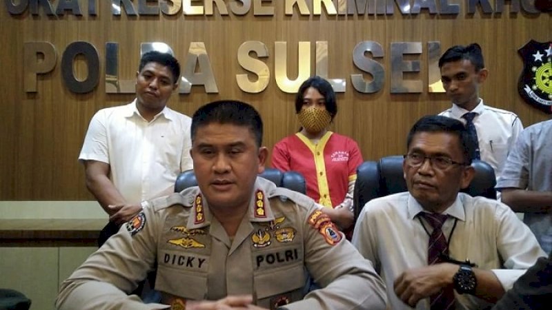 Kabid Humas Polda Sulsel Kombes Pol Dicky Sondani (kiri).