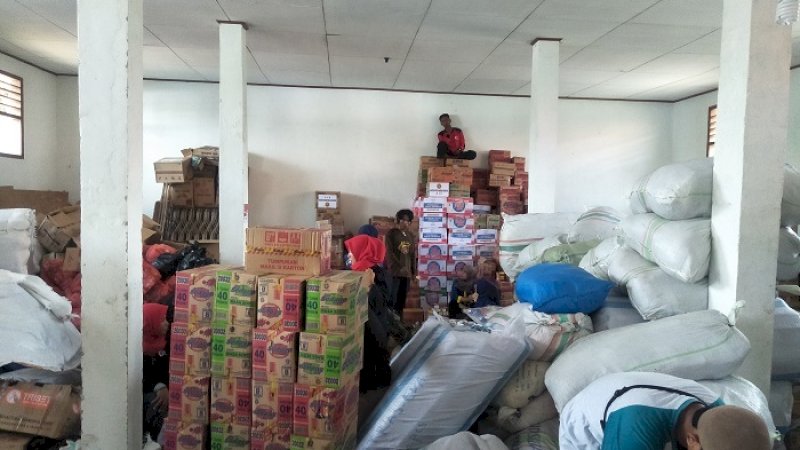 Bantuan untuk korban banjir menumpuk di gudang KPU Jeneponto, Rabu (30/1/2019). 