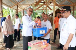 Serahkan Bantuan Korban Angin Puting Beliung, Husler Minta Warga Waspada