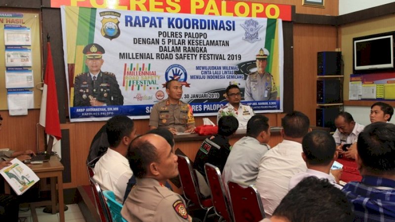 Polres Palopo menggelar rapat koordinasi dalam rangka Millenial Road Safety Festival, Rabu (30/1/2019). Rapat itu digelar di ruang data Mapolres Palopo, Jalan Opu Tossapaile, Kecamatan Wara, Kota Palopo.