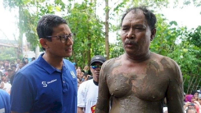 Ilyas Daeng Ila (kanan) saat berbincang Sandiaga Uno di Makassar, Sabtu (26/1/2019).