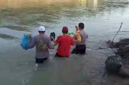 Sat Binmas Polres Jeneponto Bantu Warga Munte Menyeberang Sungai
