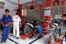 SMK Binaan Honda Servis 50 Motor Korban Banjir