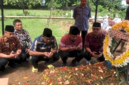 Wagub Sulsel Antar Jenazah Prof Syamsul Arifin Padjalangi ke Pemakaman