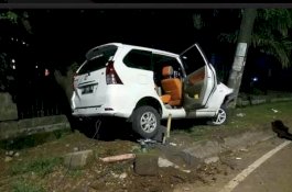 Sopir Mabuk, Avanza Putih Tabrak Tiang di Jalan Metro Tanjung Bunga