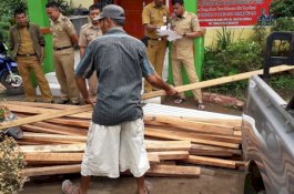 BPBD Makassar Serahkan Bantuan untuk Korban Pohon Tumbang