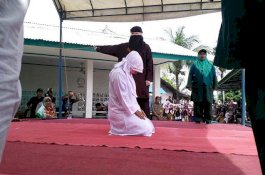 Mesra-mesraan di Halaman Masjid, Sepasang Kekasih Ini Dicambuk